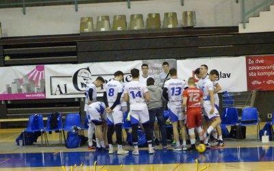 Dramatični sosedski derbi v odbojki
